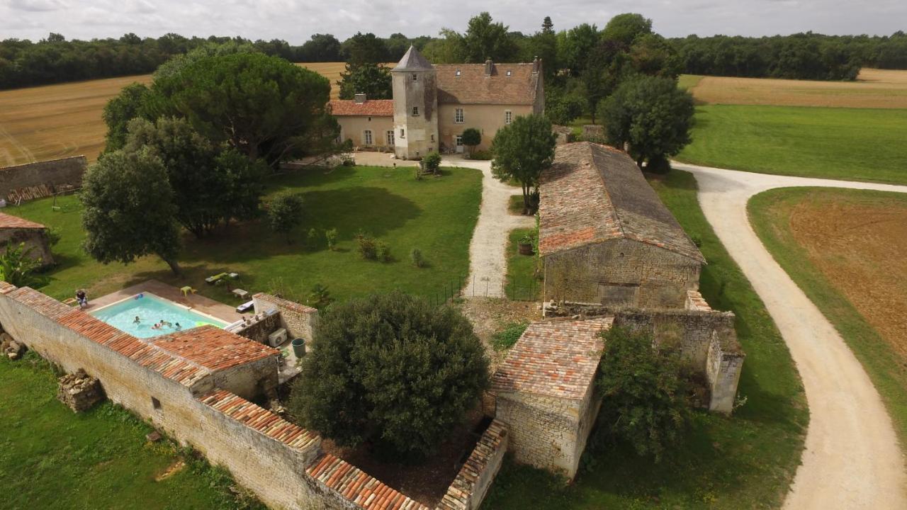 Gite Du Chateau De Pernan Avy Exteriér fotografie