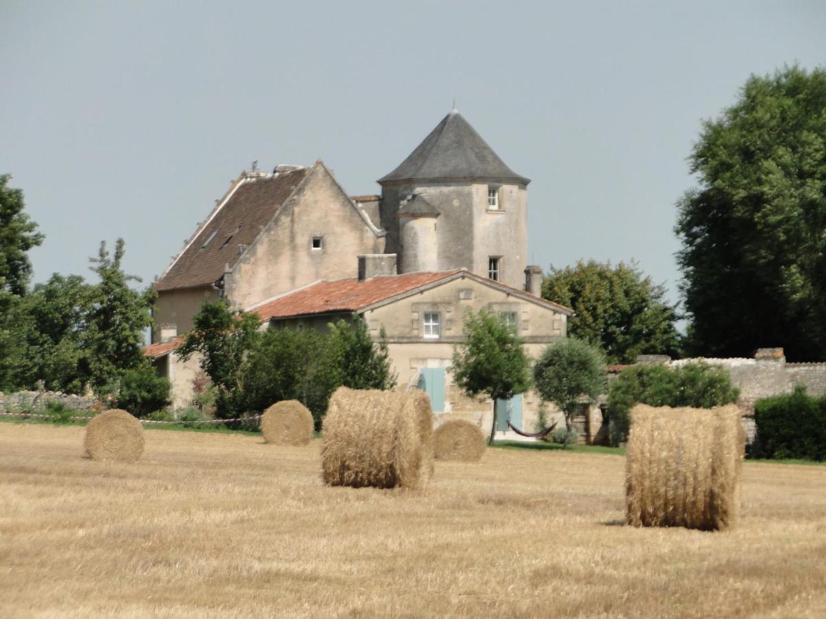 Gite Du Chateau De Pernan Avy Exteriér fotografie
